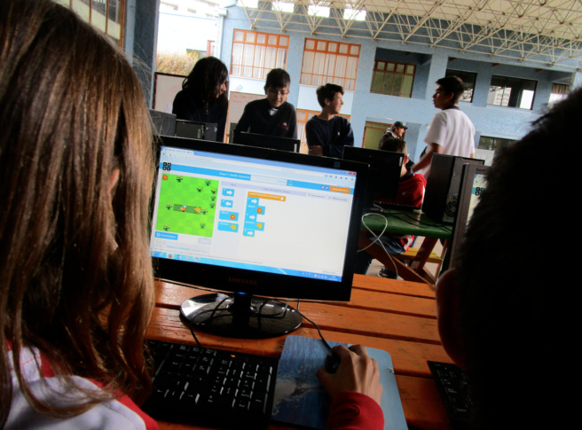 Les ordis sont dans la cour Les ordis sont dans la cour