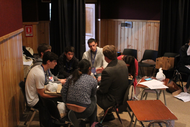 Supervisor Cristián Rath reuniéndose con sus censistas antes de salir a terreno Supervisor Cristián Rath reuniéndose con sus censistas antes de salir a terreno