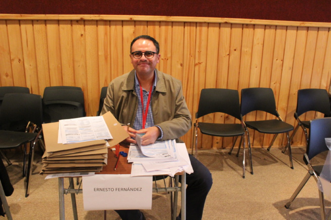Profesor de la Universidad de Valparaíso cumpliendo con su función de supervisor y revisando los portafolios censados