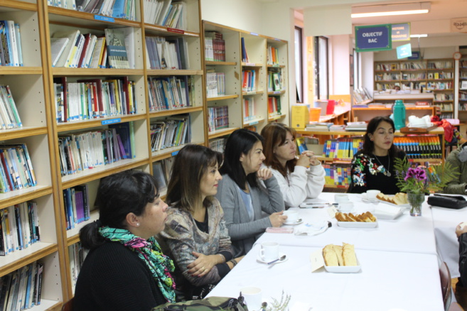 Apoderadas conversando el tema de Convivencia Escolar con nuestros psicólogos.