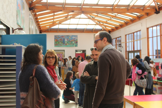 Nuestra Directora de Primaria, Martine Paillard y nuestro Rector, Pierre Puget, con una familia interesada.