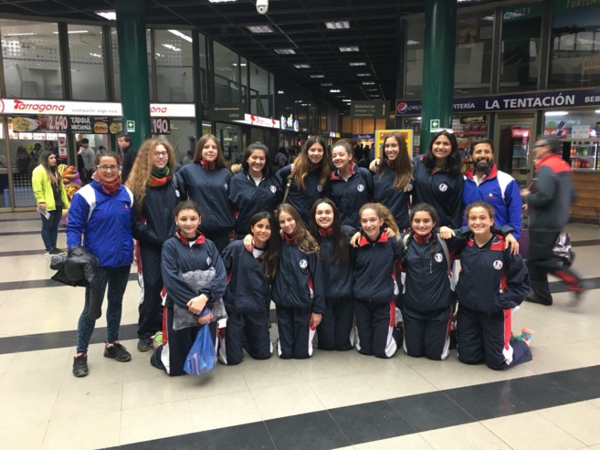 Equipo de voleibol femenino en ruta para la liga amas Voley en Salamanca