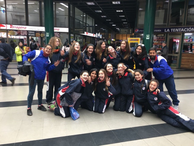 Equipo de voleibol femenino en ruta para la liga amas Voley en Salamanca