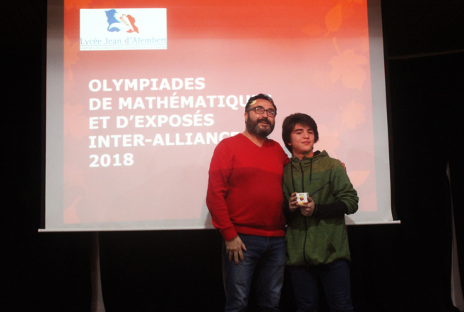 Prix remis par le professeur Juan Carlos Galindo du Lycée Jean Mermoz de Curicó Prix remis par le professeur Juan Carlos Galindo du Lycée Jean Mermoz de Curicó