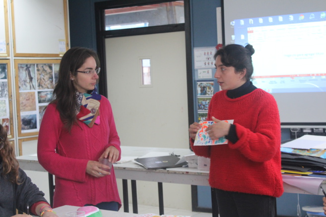 Mariela Trujillo, profesora de Arte y la ilustradora Alison Saravia Mariela Trujillo, profesora de Arte y la ilustradora Alison Saravia