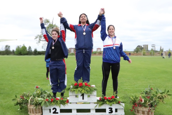 Fernanda Salas, 1er lugar y Octavia Azancot, 2nda en Lanzamiento Bala Damas