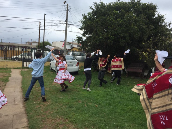 Nuestroa alumnos bailando cueca