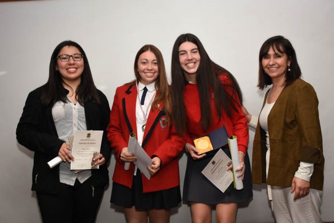 Isidora a la izquierda de la foto. Isidora a la izquierda de la foto.