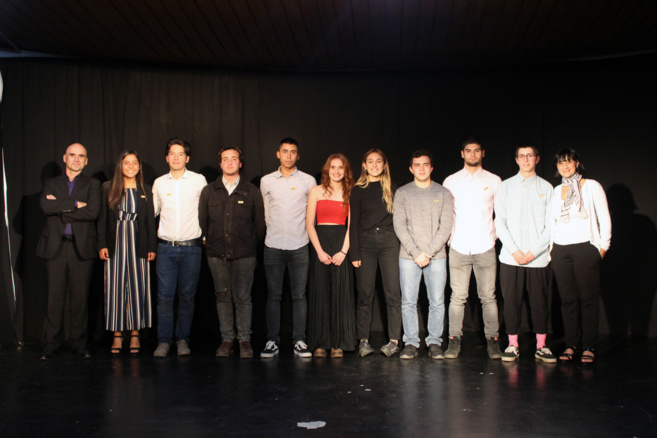 Pierre Puget (proviseur), les Terminales ES, et professeure principale Laila Chettih Pierre Puget (proviseur), les Terminales ES, et professeure principale Laila Chettih