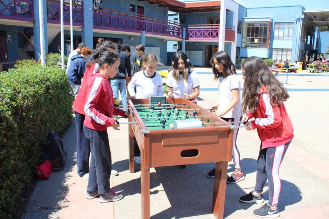 Une cour de récré nouvellement équipée ! // Nuevos juegos en el patio !