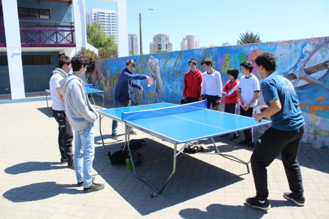 Une cour de récré nouvellement équipée ! // Nuevos juegos en el patio !