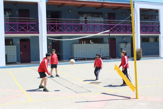 Une cour de récré nouvellement équipée ! // Nuevos juegos en el patio !