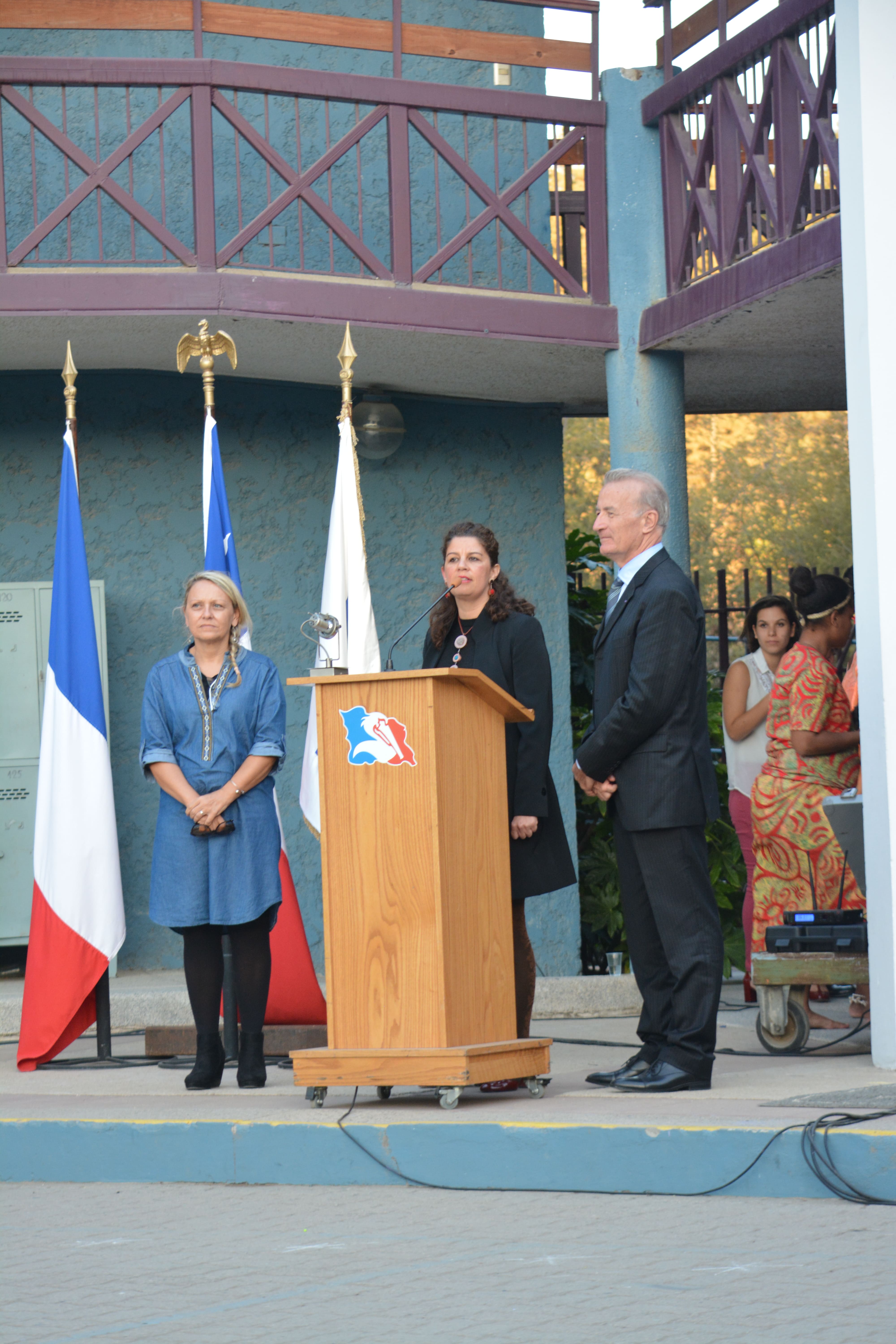 Presentación del espectáculo de Nueva Caledonia por el rector del Lycée Gran Noumea, Jean-Luc Faure, traducida por nuestra vicerrectora Francisca González.
