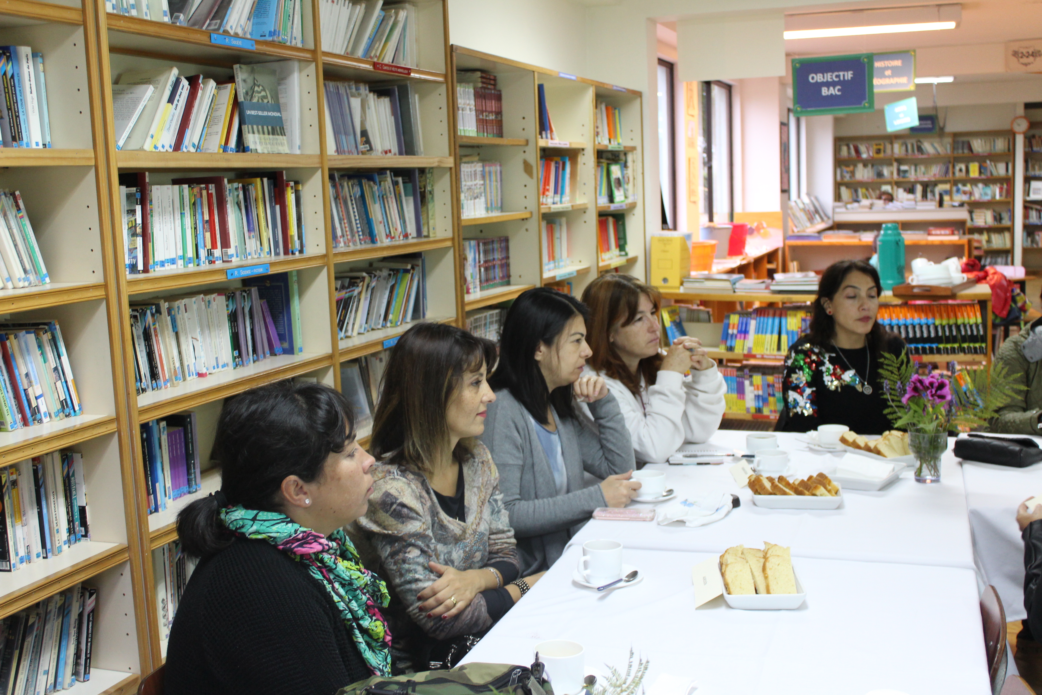 Apoderadas conversando el tema de Convivencia Escolar con nuestros psicólogos.