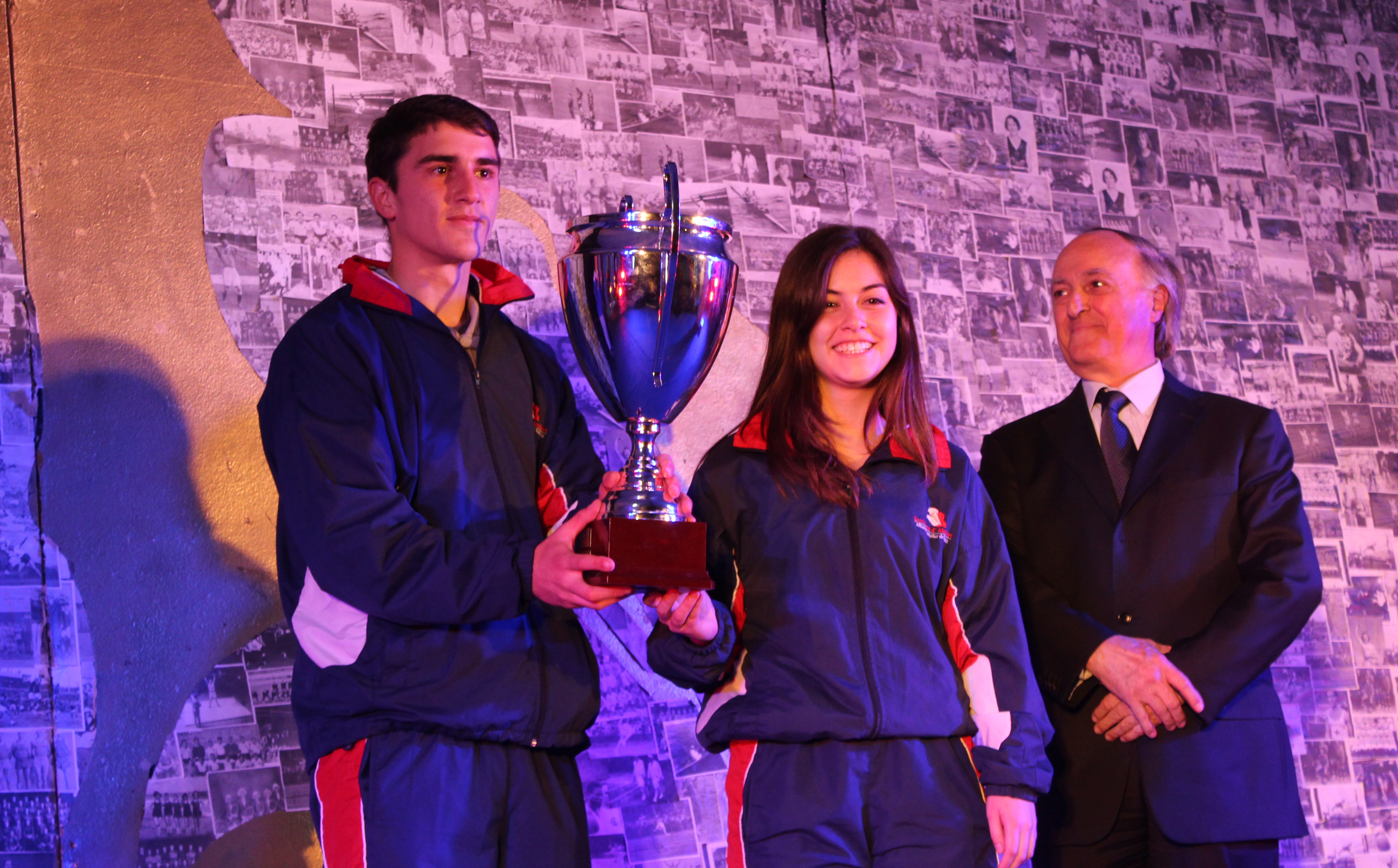 Nuestros alumnos deportistas, Rocío y Diego, recibieron de parte del Presidente de las Alianzas Francesas de Chile la Copa Fair Play.