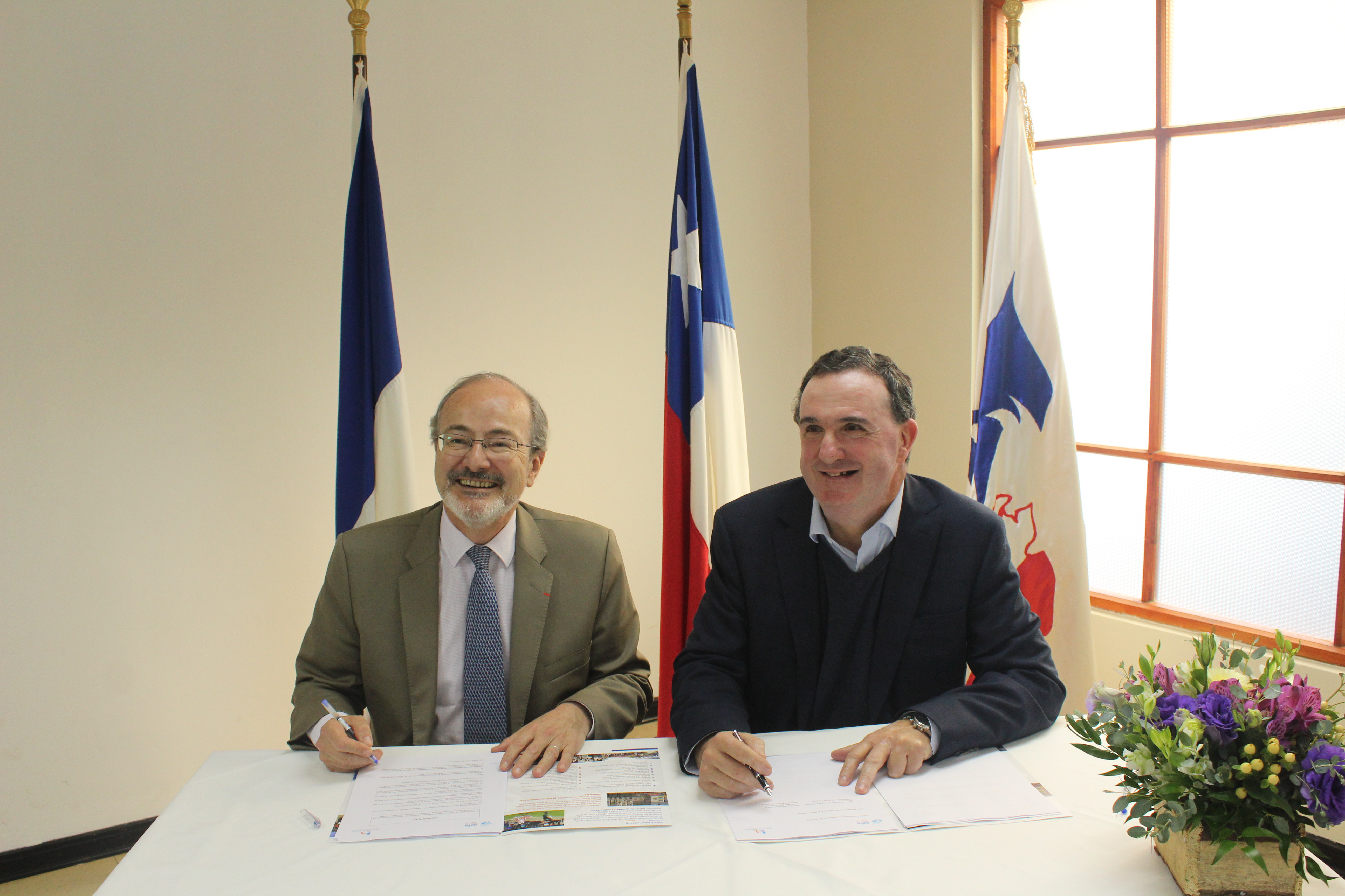 Monsieur Roland Dubertrand, Ambassadeur de France au Chili et Monsieur Ignacio Beláustegui, Président de la 'Corporación Educacional Francesa de Valparaíso - Lycée Jean d'Alembert'