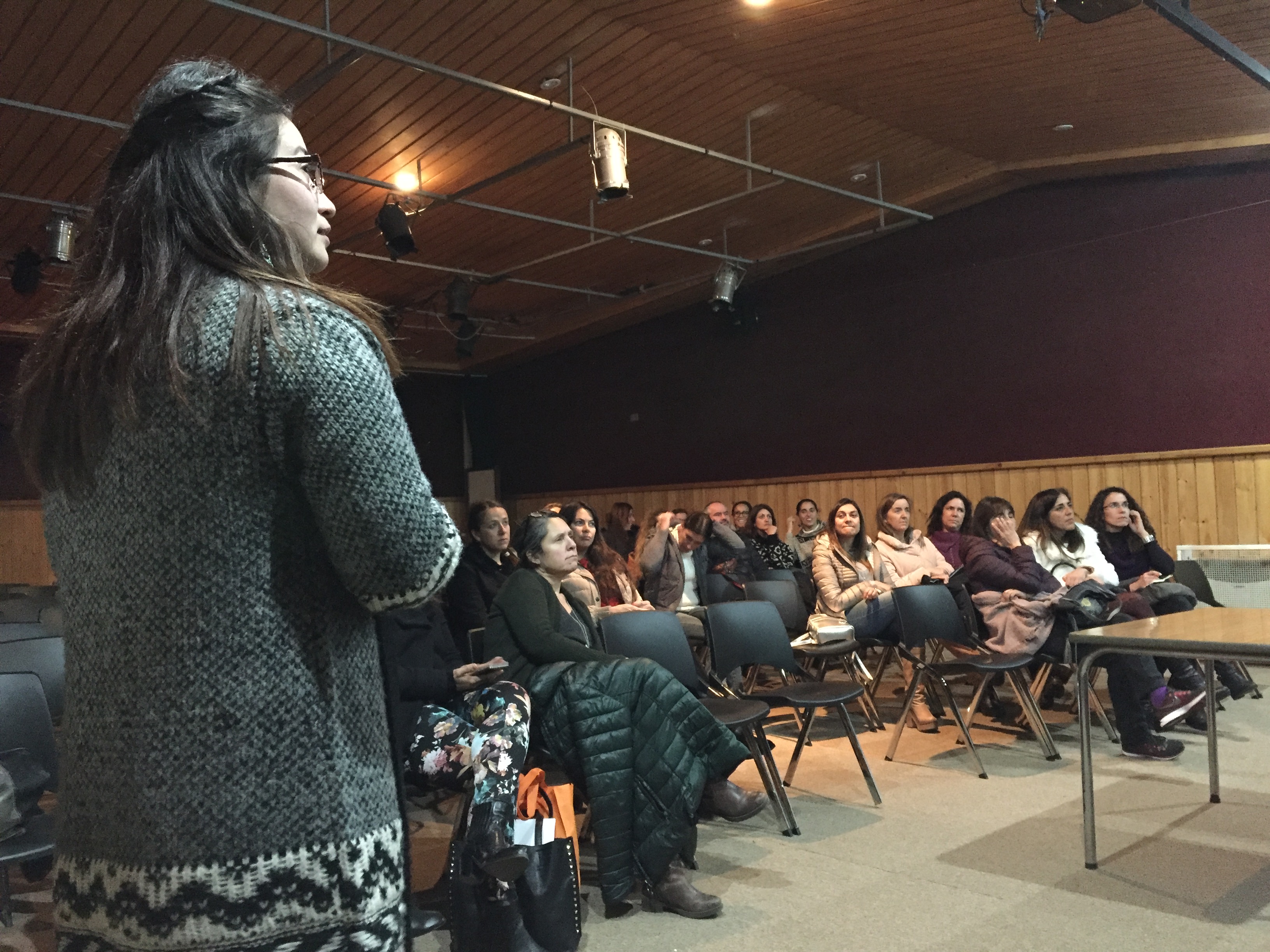 Psicóloga Javiera Carvajal del Preuniversitario Pedro de Valdivia impartiendo charla a nuestros apoderados