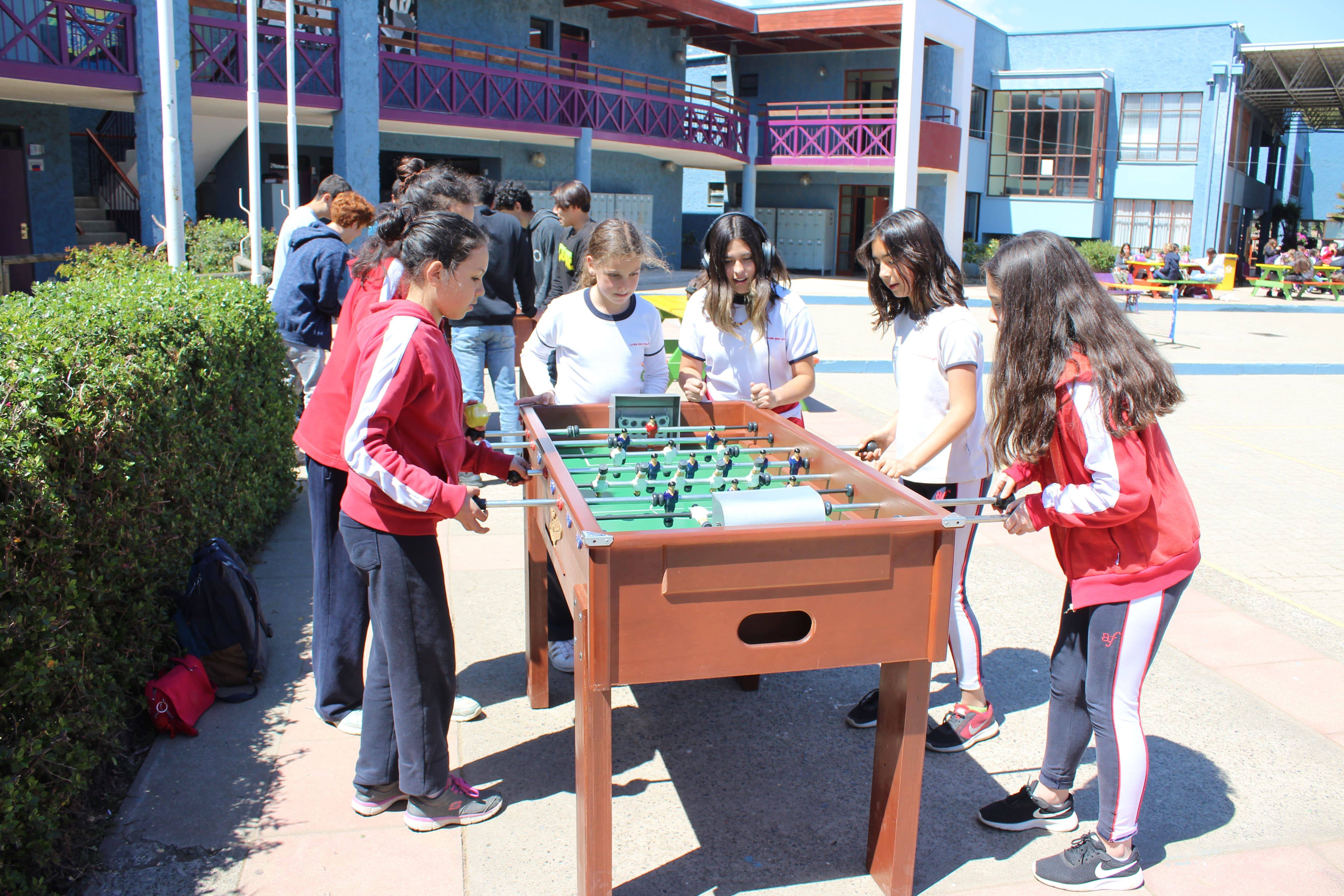Une cour de récré nouvellement équipée ! // Nuevos juegos en el patio !