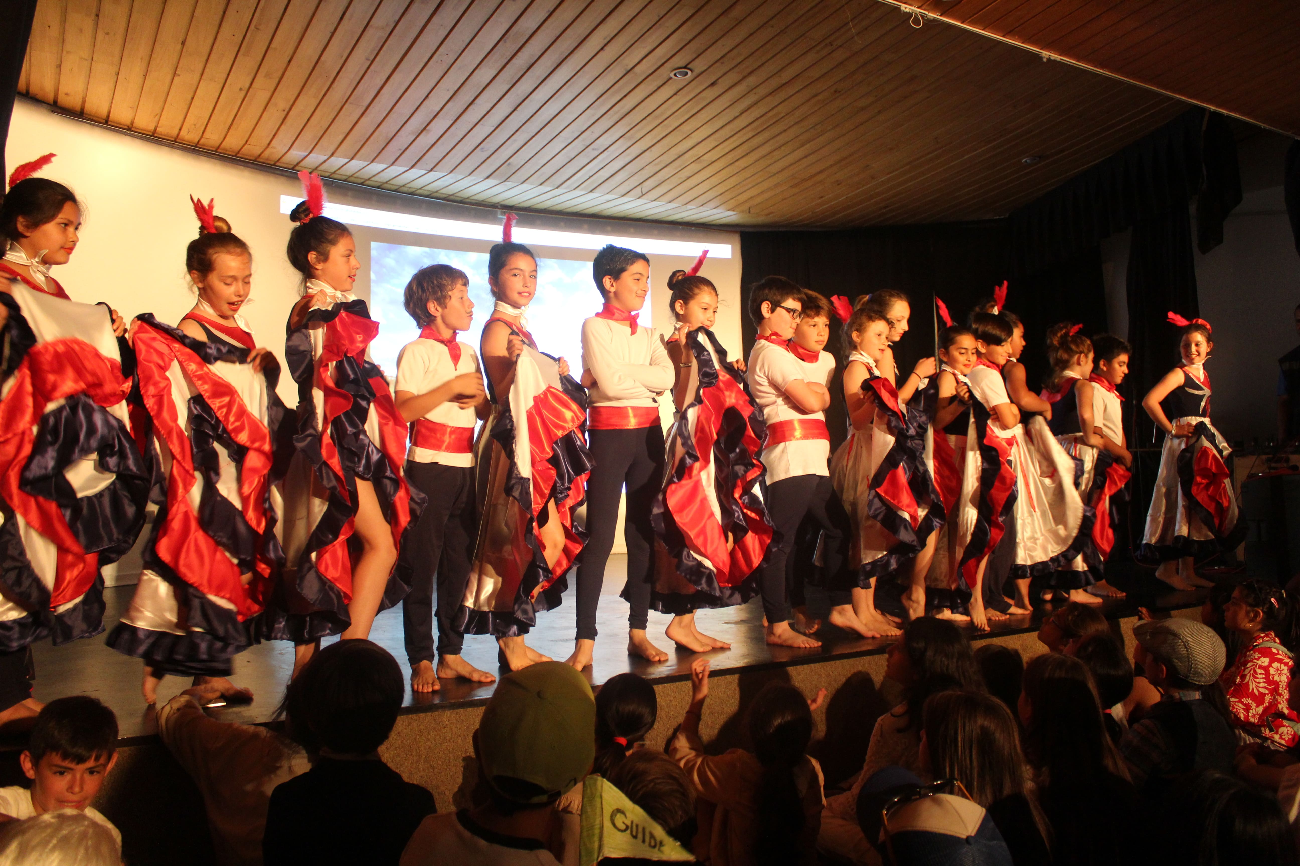 Sous le ciel de Paris: Un spectacle des classes de CM1