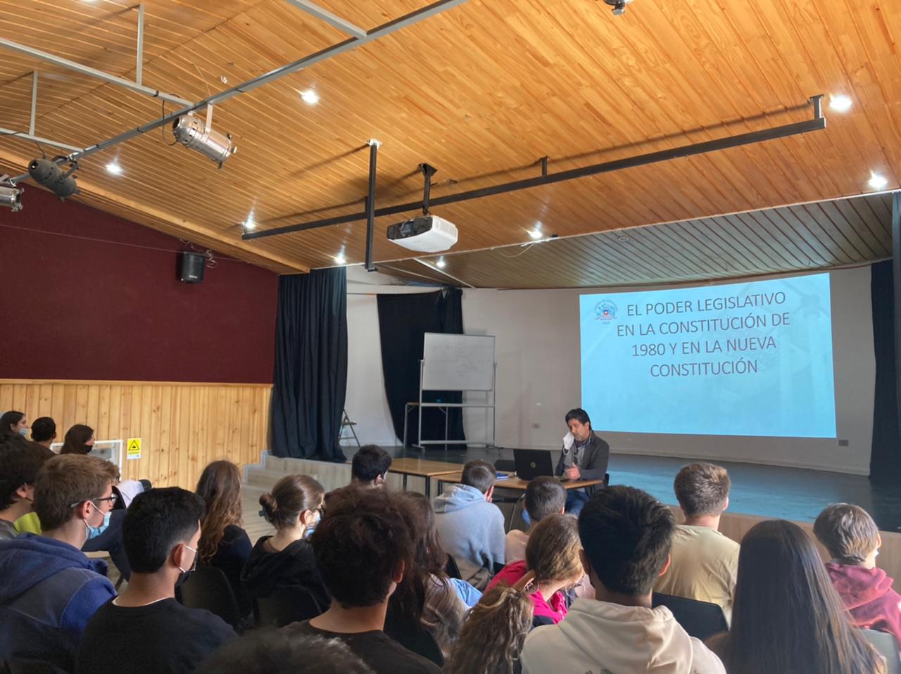 Conférences sur le pouvoir législatif et l'importance d'une constitution dans un État