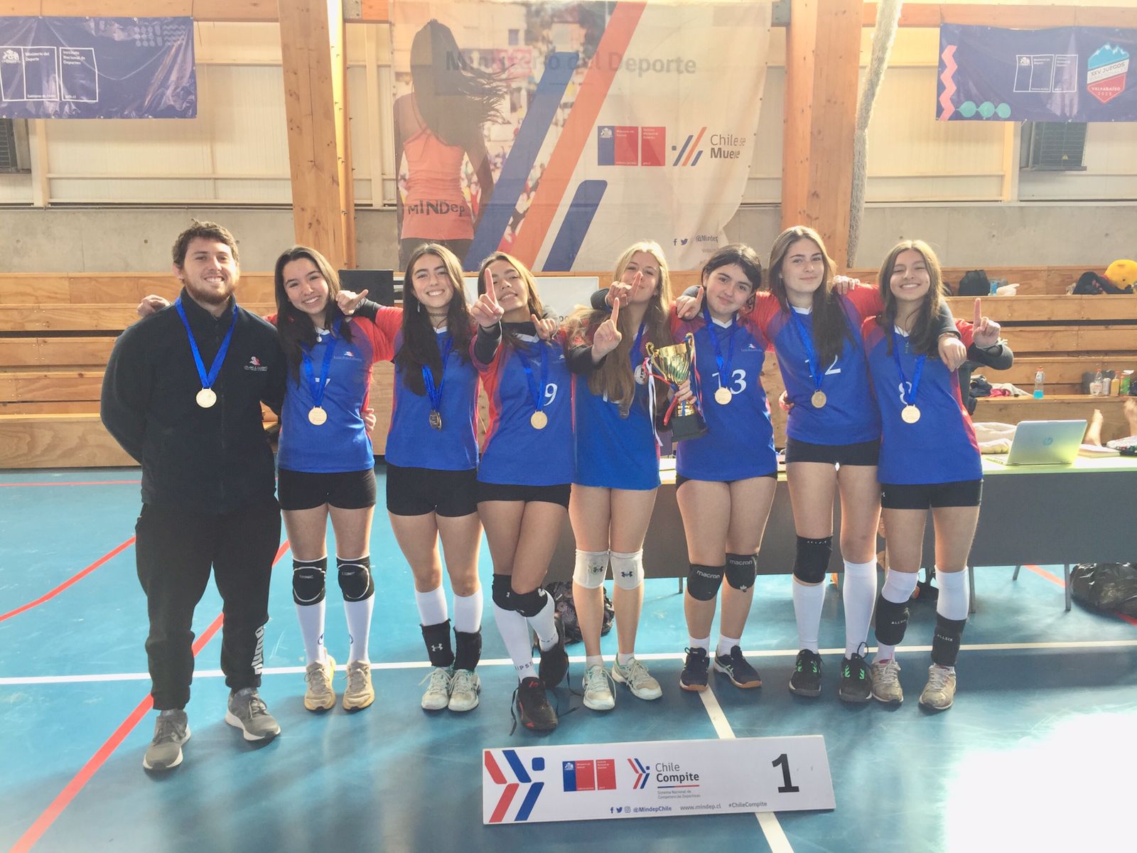 Équipe féminine de volley-ball, championne de la catégorie U-14