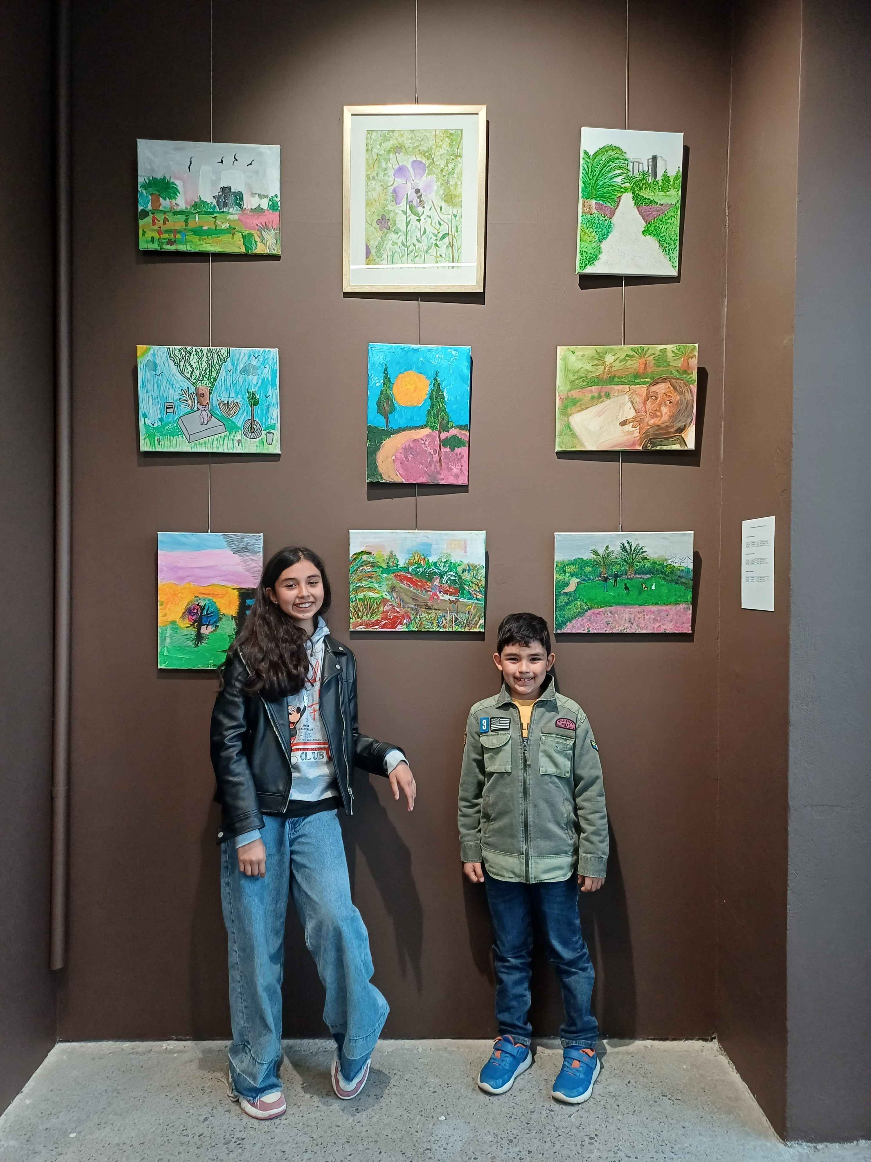 Concours de peinture interscolaire "Pintando la Foresta" organisé par le collège international Sek:  Matías et Camila Rojas remportent le premier et troisième prix.