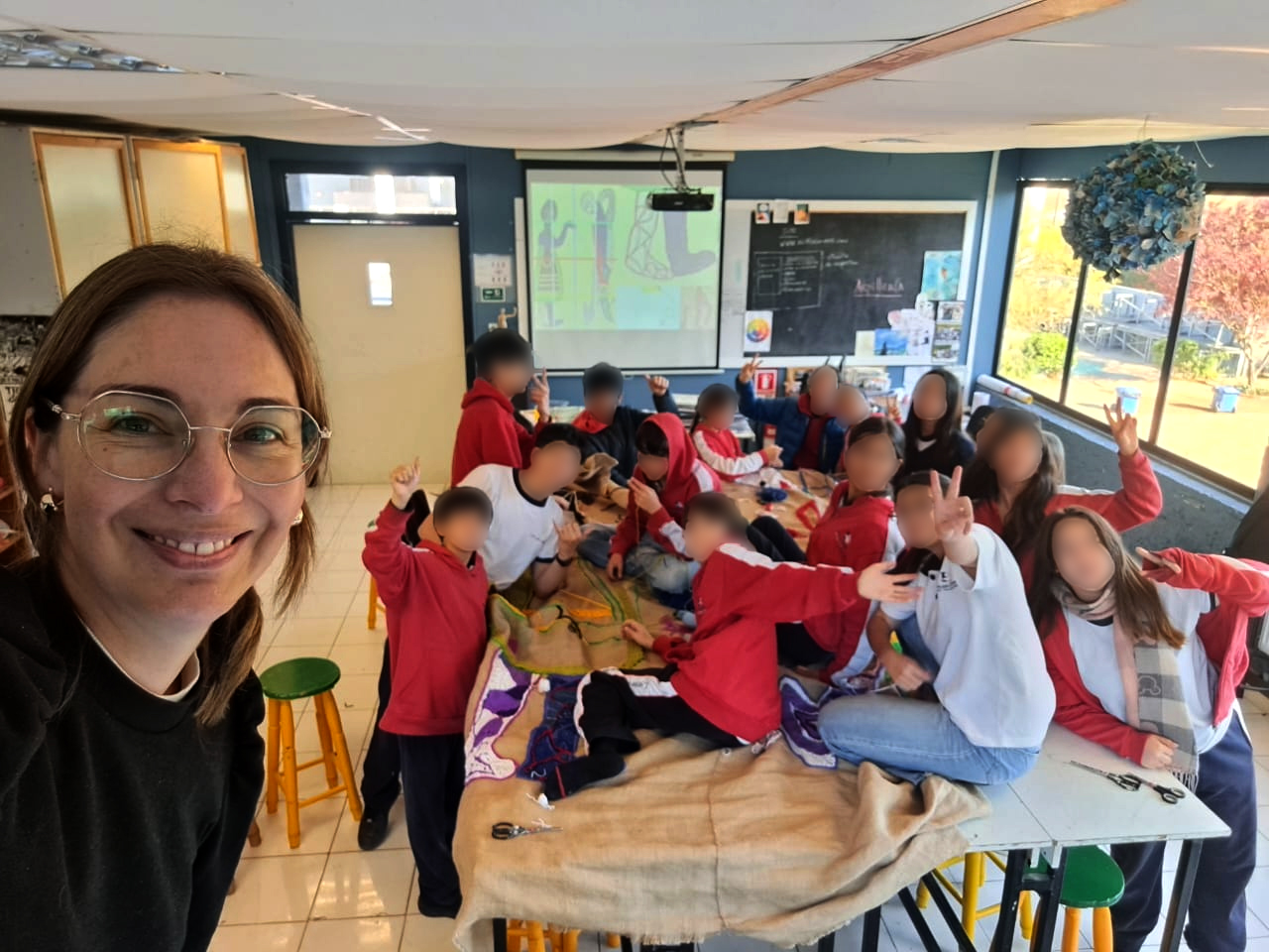 La profesora d'Art Plastique Mariela Trujillo y su clase