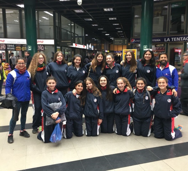 Equipo de voleibol femenino en ruta para la liga amas Voley en Salamanca