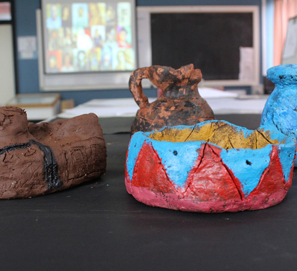 Modeler la matière: créations en terre par nos élèves de 6ème / Modelar la materia: creación en greda por nuestros alumnos de 6to básico