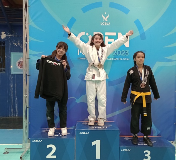 Rafaela Cádiz, élève de 5ème A, remporte l'or au tournoi national de BJJ