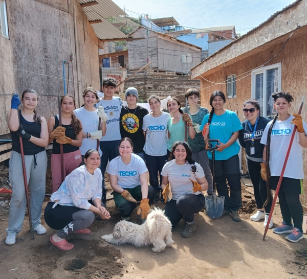 Action de solidarité CAA à Reñaca Alto avec la Fondation Techo