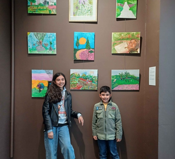 Concours de peinture interscolaire "Pintando la Foresta" organisé par le collège international Sek:  Matías et Camila Rojas remportent le premier et troisième prix.