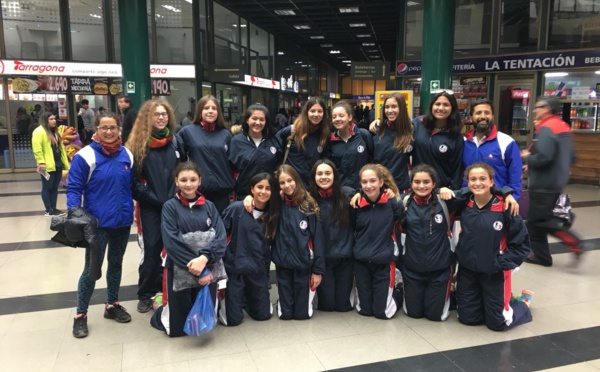 Equipo de voleibol femenino en ruta para la liga amas Voley en Salamanca