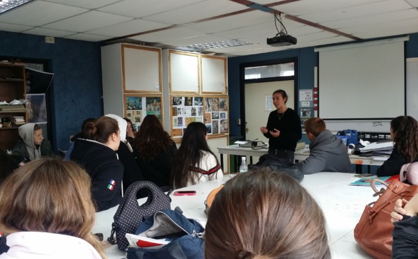 Marie Anouk Meyer, ancienne élève, visite le facultatif Tles d'Arts Plastiques