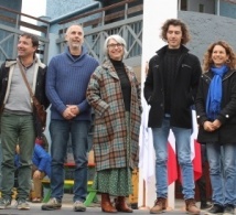 Enseñan aquí. Su camino continúa por el mundo.