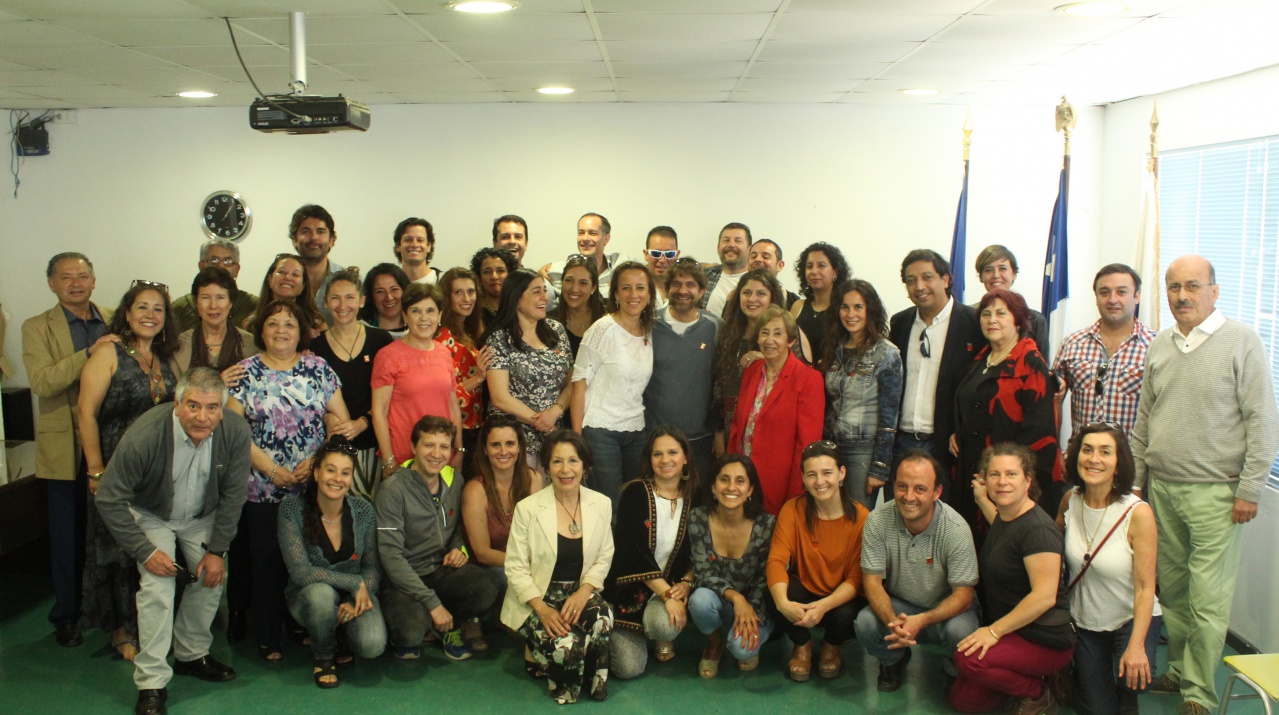 Los exalumnos con sus profesores. Los exalumnos con sus profesores.